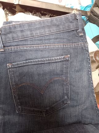 8 Vaqueros Levi's W29 (  6 usado una vez)