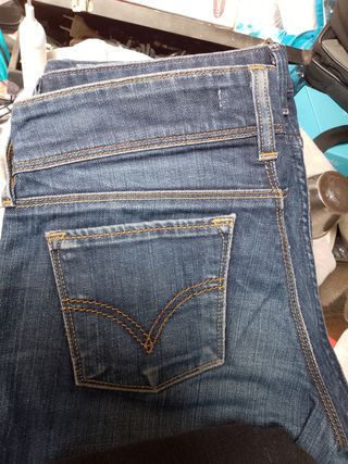 8 Vaqueros Levi's W29 (  6 usado una vez)