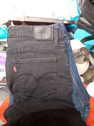 8 Vaqueros Levi's W29 (  6 usado una vez)