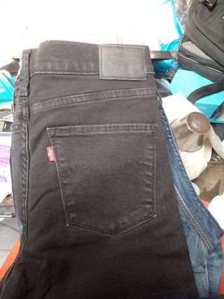 8 Vaqueros Levi's W29 (  6 usado una vez)