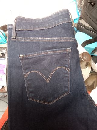 8 Vaqueros Levi's W29 (  6 usado una vez)