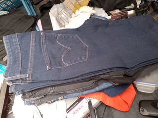 8 Vaqueros Levi's W29 (  6 usado una vez)