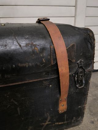 Baúl de viaje piel . Antiguo.