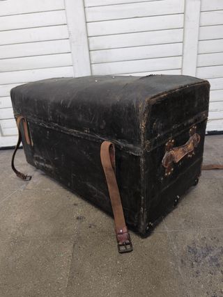 Baúl de viaje piel . Antiguo.