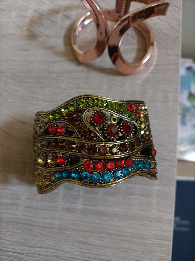 Bracciali eleganti: oro e multicolor