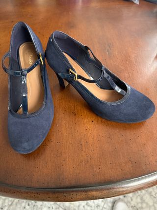Zapatos Clarks azul marino.