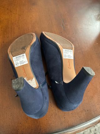 Zapatos Clarks azul marino.