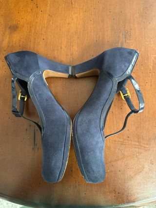 Zapatos Clarks azul marino.