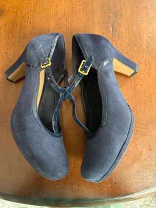 Zapatos Clarks azul marino.