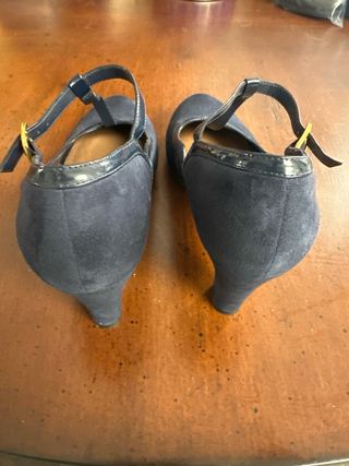 Zapatos Clarks azul marino.