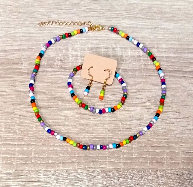 Collar, pulsera y pendientes multicolor