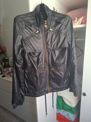 Chaqueta Adidas negra y dorada