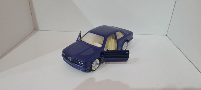 BMW 323i escala 1:24