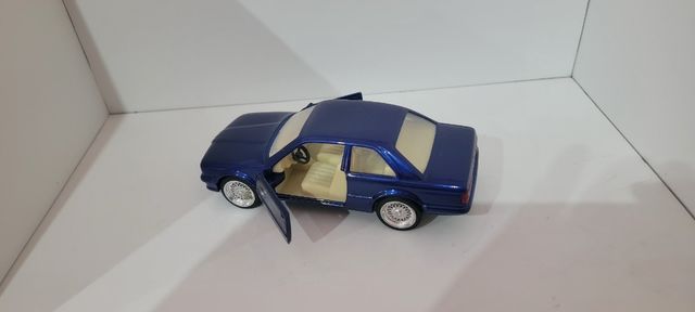 BMW 323i escala 1:24
