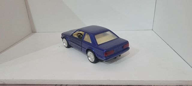 BMW 323i escala 1:24