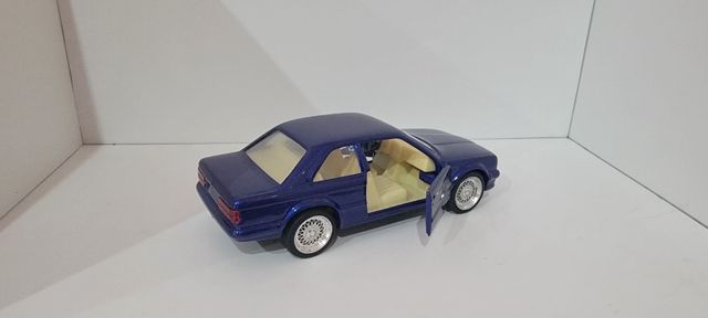BMW 323i escala 1:24