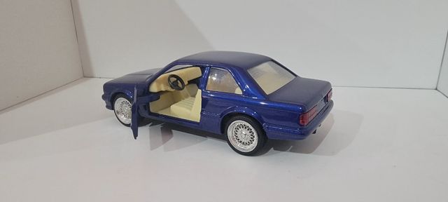 BMW 323i escala 1:24