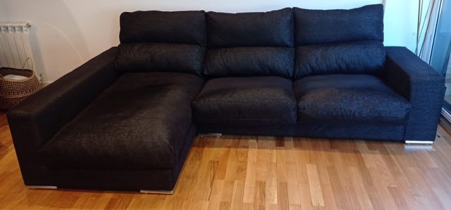 Particular. Sofá amplio.