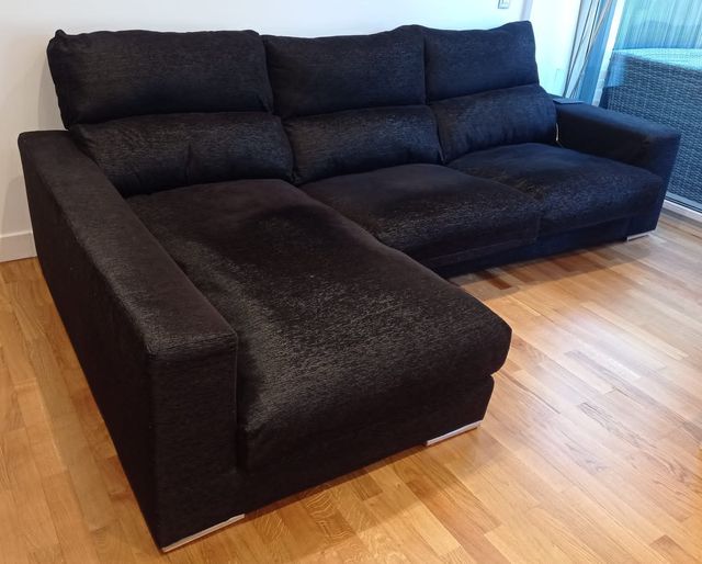 Particular. Sofá amplio.