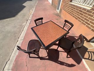 Mesa cuadrada + 4 sillas