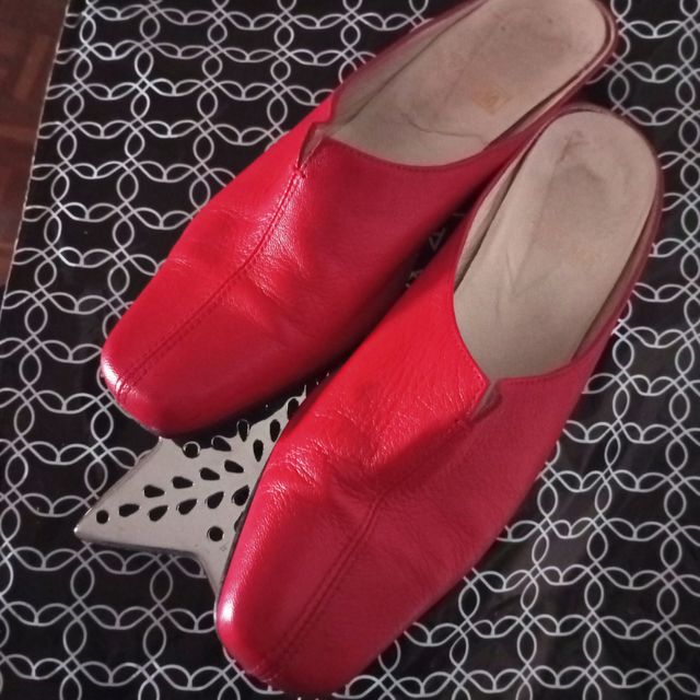 Zapatos rojos destalonados