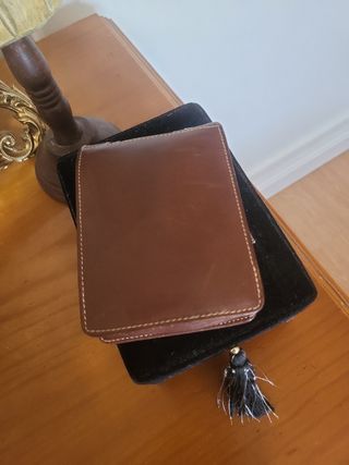 Cartera de piel marrón