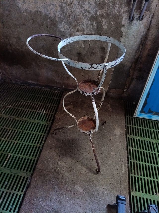 Palanganero antiguo de metal