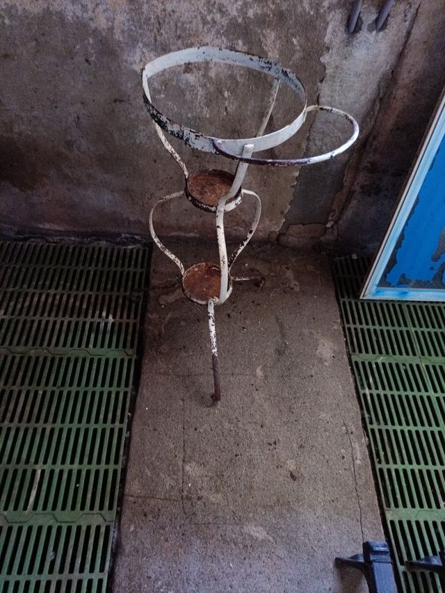 Palanganero antiguo de metal