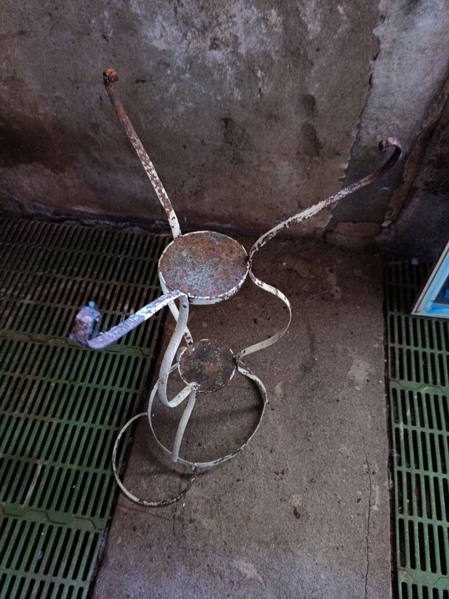 Palanganero antiguo de metal