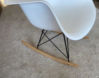 Silla mecedora blanca