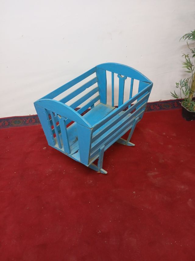 Cuna mecedora antigua azul
