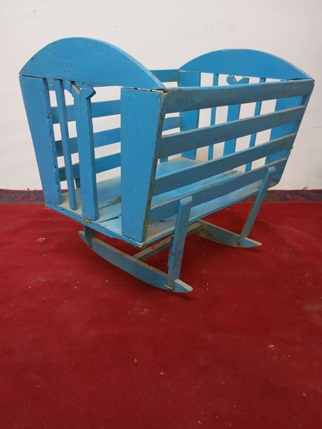 Cuna mecedora antigua azul