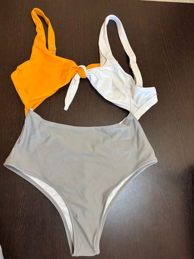 Bañador tricolor anudado