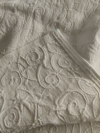 Colcha blanca 80% algodón 20% poliéster 110x180