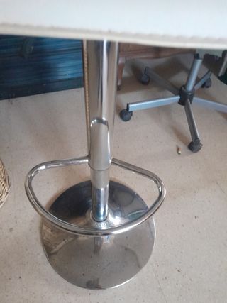 Taburete alto beige y plateado