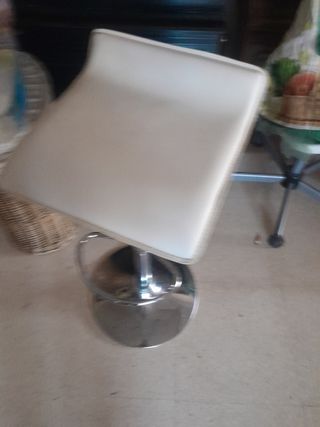 Taburete alto beige y plateado