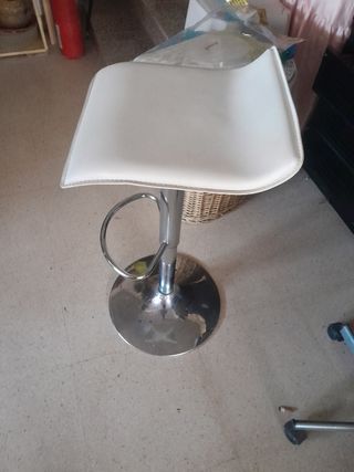 Taburete alto beige y plateado