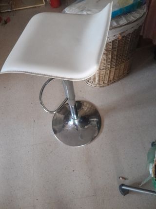 Taburete alto beige y plateado
