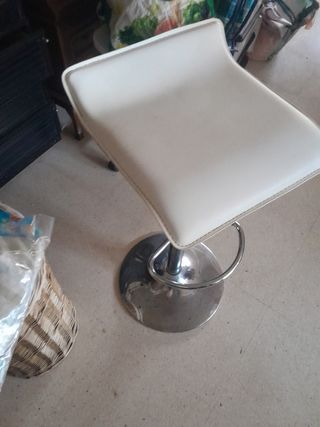 Taburete alto beige y plateado