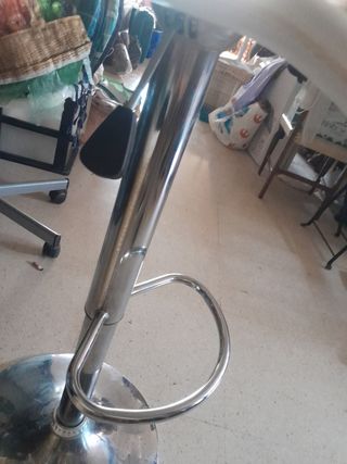 Taburete alto beige y plateado