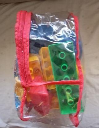 Bloques o piezas grandes de construcción. Juguete