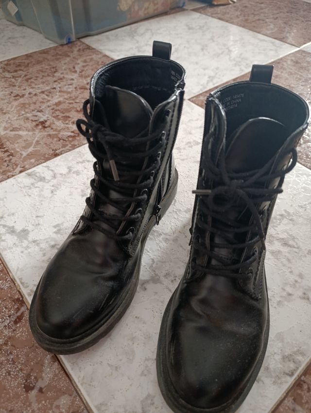 Botas rojas y negras