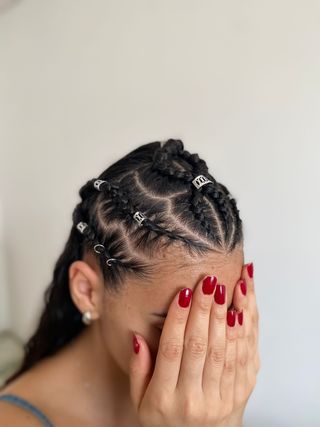 Trenzas pegadas, diseño sin extensiones