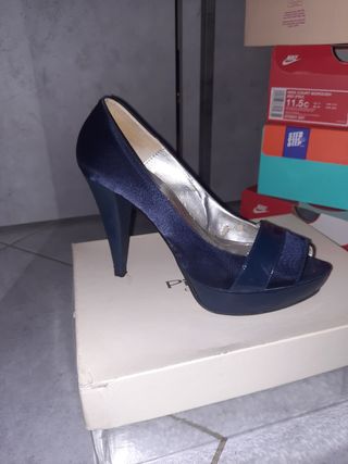 Scarpe spuntate blu raso n.37
NO RESO
