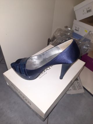 Scarpe spuntate blu raso n.37
NO RESO
