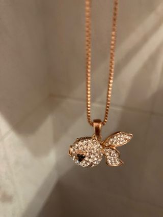 Collana con ciondolo a forma di pesciolino 