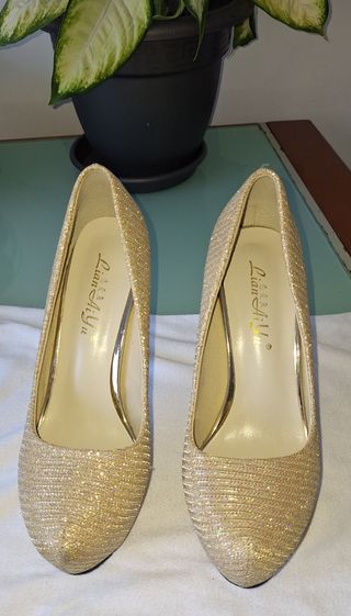 Zapatos tacón dorados brillantes