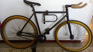 Bicicleta fixie nueva, con casco, bomba y soporte.