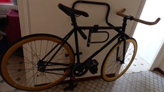 Bicicleta fixie nueva, con casco, bomba y soporte.