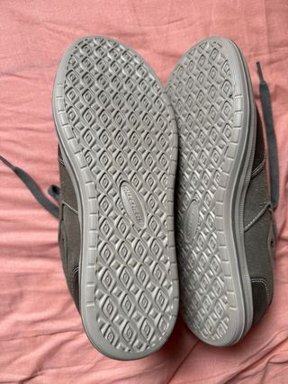 Zapatillas Skechers marrones y grises